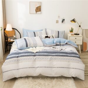 Parure de lit bohème grise à rayures. Bonne qualité, confortable et à la mode sur un lit dans une maison