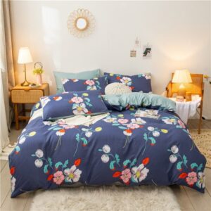 Parure de lit bleue à motif floral. Bonne qualité, confortable et à la mode sur un lit dans une maison