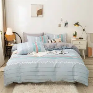 Parure de lit grise style bohème. Bonne qualité, confortable et à la mode sur un lit dans une maison