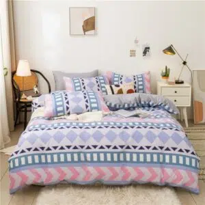 Parure de lit bohème à motifs géométriques. Bonne qualité, confortable et à la mode sur un lit dans une maison