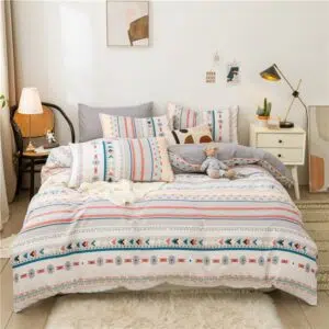Parure de lit bohème grise à rayures. Bonne qualité, confortable et à la mode sur un lit dans une maison