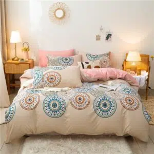 Parure de lit beige avec imprimé mandala. Bonne qualité, confortable et à la mode sur un lit dans une maison