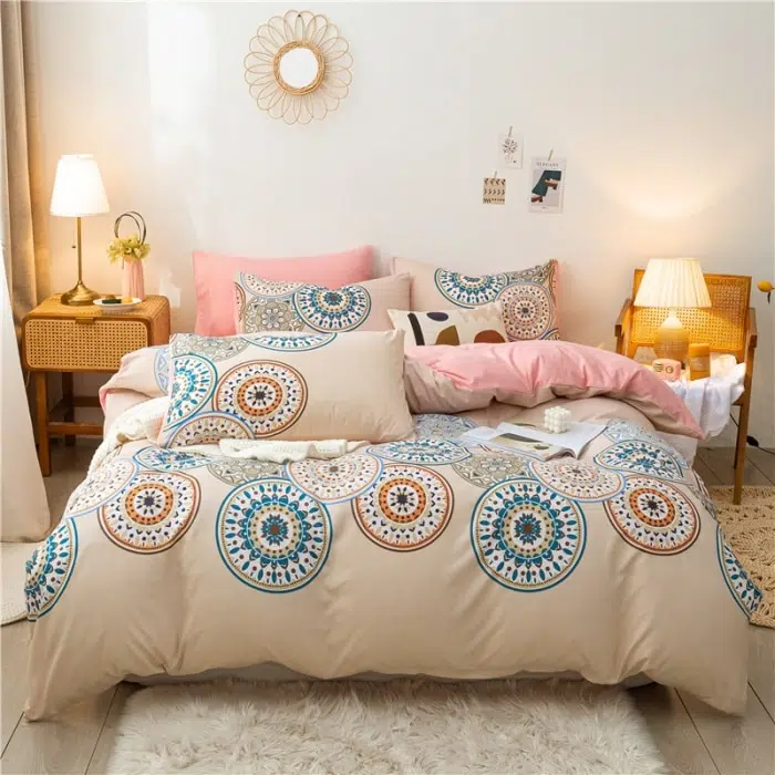 Parure de lit beige avec imprimé mandala. Bonne qualité, confortable et à la mode sur un lit dans une maison
