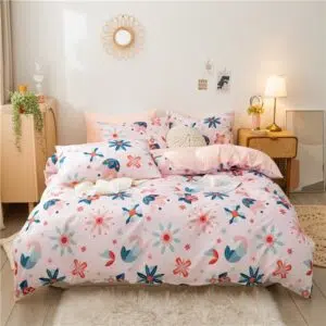 Parure de lit rose style bohème. Bonne qualité, confortable et à la mode sur un lit dans une maison