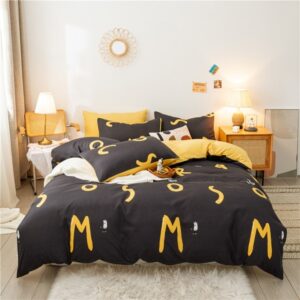 Parure de lit marron avec imprimés lettres jaunes. Bonne qualité, confortable et à la mode sur un lit dans une maison