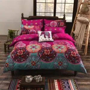 Parure de lit bleue et violette style bohème. Bonne qualité, confortable et à la mode sur un lit dans une maison
