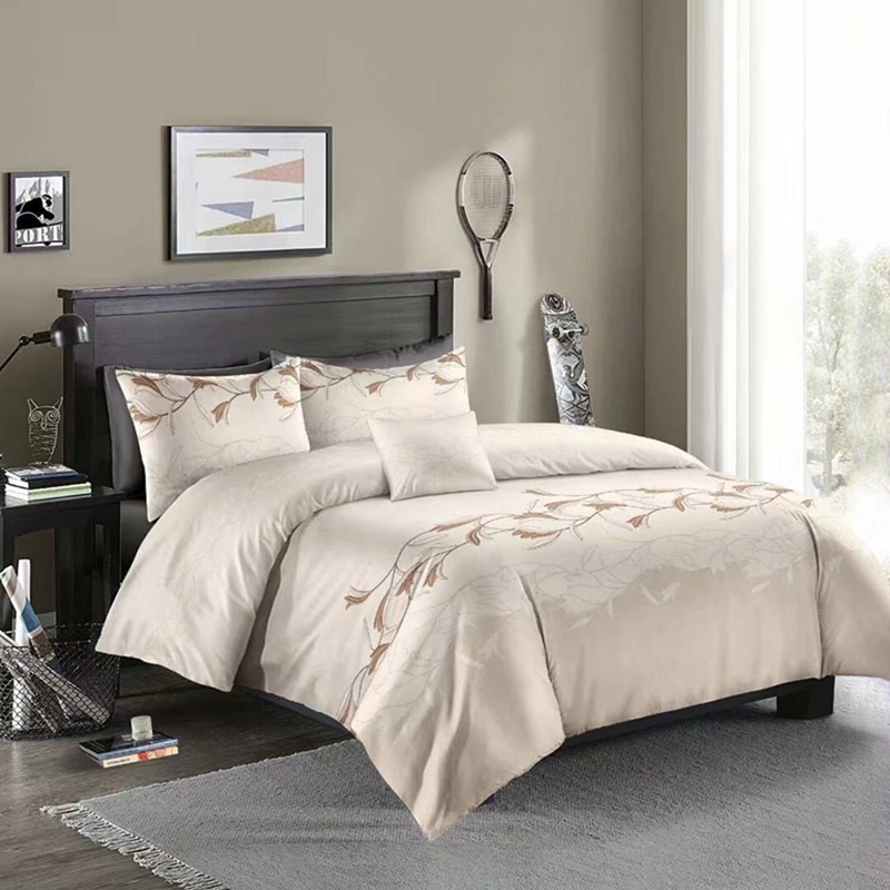 Parure de lit blanche à motif floral. Bonne qualité, confortable et à la mode sur un lit dans une maison