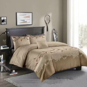 Parure de lit marron à motif floral blanc. Bonne qualité, confortable et à la mode sur un lit dans une maison