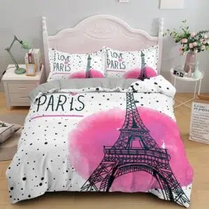 Parure de lit blanche avec imprimé Tour Eiffel. Bonne qualité, confortable et à la mode sur un lit dans une maison