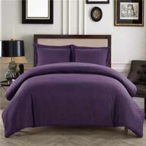 Parure de lit unie violette style élégant. Bonne quamité, très confortable et à la mode sur un lit dans une maison