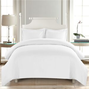 Parure de lit unie blanche style élégant. Bonne qualité, très confortable et à la mode sur un lit dans une maison