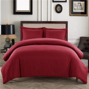 Parure de lit unie rouge confortable. Bonne qualité, confortable et à la mode sur un lit dans une maison