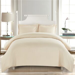 Parure de lit unie blanc cassé confortable. Bonne qualité, confortable et à la mode sur un lit dans une maison