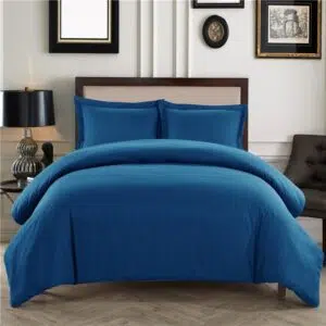 Parure de lit unie bleue style élégant. Bonne qualité, confortable et à la mode sur un lit dans une maison