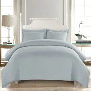 Parure de lit unie gris clair confortable. Bonne qualité, confortable et à la mode sur un lit dans une maison