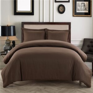 Parure de lit unie marron confortable. Bonne qualité, confortable et à la mode sur un lit dans une maison