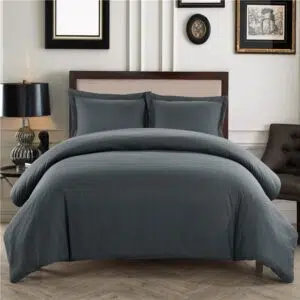Parure de lit unie gris foncé confortable. Bonne qualité, confortable et à la mode sur un lit dans une maison