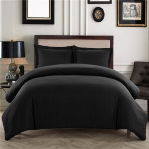 Parure de lit unie noire style élégant. Bonne qualité, confortable et à la mode sur un lit dans une maison