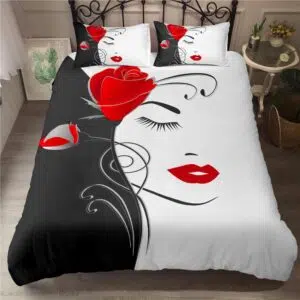 Parure de lit noir et blanc avec imprimé roses et visage d’une femme. Bonne qualité, confortable et à la mode sur un lit dans une maison