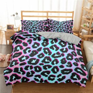 Parure de lit bleue avec imprimé léopard. Bonne qualité, confortable et à la mode sur un lit dans une maison
