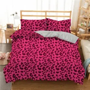 Parure de lit rose avec imprimé léopard. Bonne qualité, confortable et à la mode sur un lit dans une maison