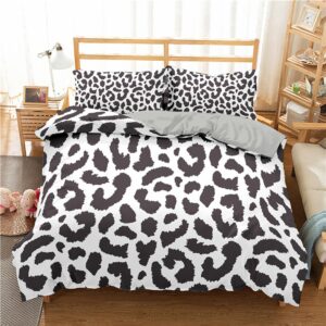 Parure de lit blanche avec imprimé léopard. Bonne qualité, confortable et à la mode sur un lit dans une maison