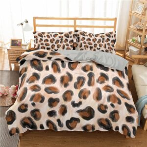 Parure de lit beige avec imprimé léopard. Bonne qualité, confortable et à la mode sur un lit dans une maison