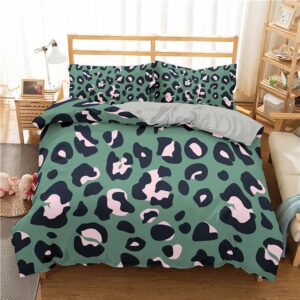 Parure de lit vert armé avec imprimé léopard. Bonne qualité, confortable et à la mode sur un lit dans une maison