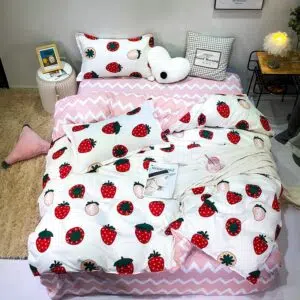Parure de lit blanche à motif fraise. Bonne qualité, confortable et à la mode sur un lit dans une maison