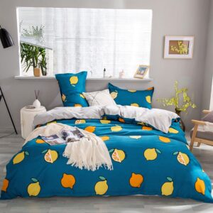 Parure de lit bleue avec motif citron. Bonne qualité, confortable et à la mode sur un lit dans une maison
