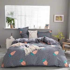 Parure de lit carreaux à motif carotte. Bonne qualité, confortable et à la mode sur un lit dans une maison