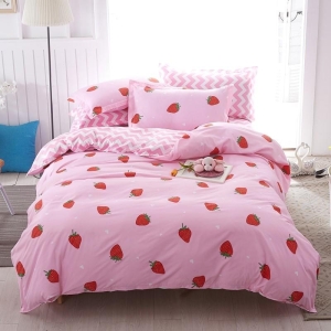 Parure de lit rose à motif fraise. Bonne qualité, confortable et à la mode sur un lit dans une maison