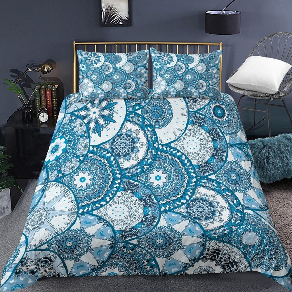 Parure de lit mandala bleue. Bonne qualité, confortable et à la mode sur un lit dans une maison