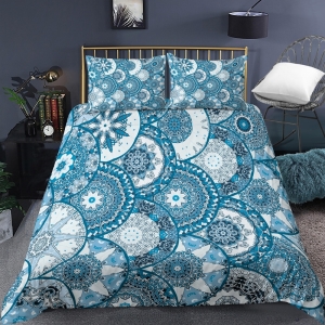 Parure de lit mandala bleue. Bonne qualité, confortable et à la mode sur un lit dans une maison