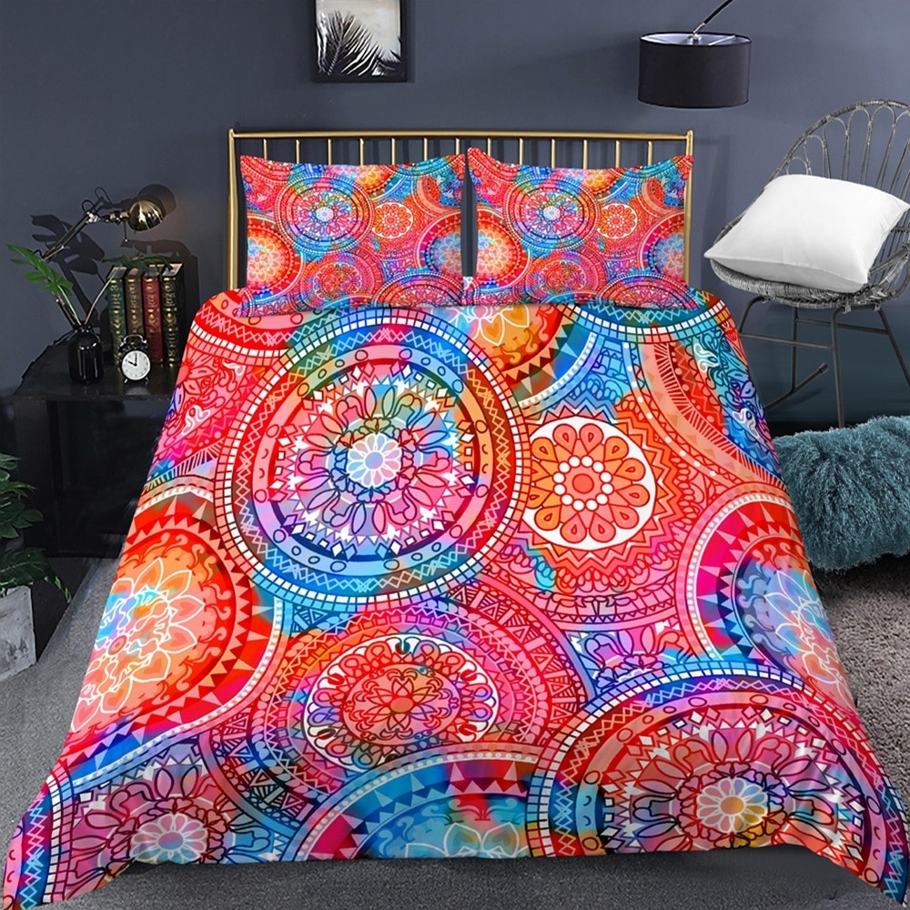 Parure de lit mandala orange. Bonne qualité, confortable et à la mode sur un lit dans une maison