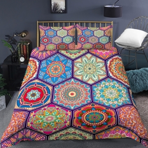 Parure de lit hexagone motif mandala. Bonne qualité, confortable et à la mode sur un lit dans une maison