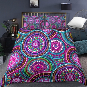 Parure de lit mandala violette. Bonne qualité, confortable et à la mode sur un lit dans une maison