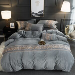 Parure de lit grise molletonné brodée. Bonne qualité, confortable et à la mode sur un lit dans une maison