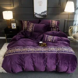 Parure de lit violette molletonné brodée. Bonne qualité, confortable et à la mode sur un lit dans une maison