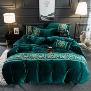 Parure de lit verte molletonné brodée. Bonne qualité, confortable et à la mode sur un lit dans une maison