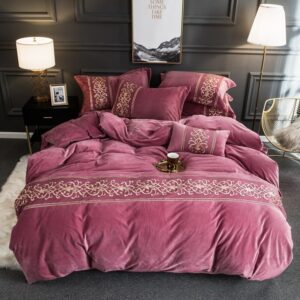 Parure de lit rose molletonné brodée. Bonne qualité, confortable et à la mode sur un lit dans une maison