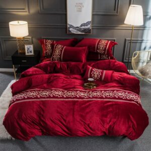 Parure de lit rouge molletonné brodée. Bonne qualité, confortable et à la mode sur un lit dans une maison