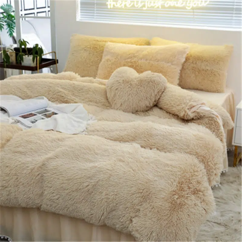 Parure de lit jaune effet fourrure. Bonne qualité, confortable et à la mode sur un lit dans une maison