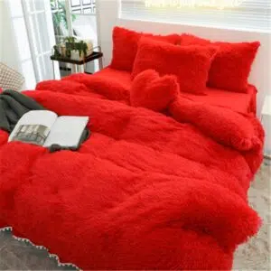 Parure de lit rouge effet fourrure. Bonne qualité, confortable et à la mode sur un lit dans une maison