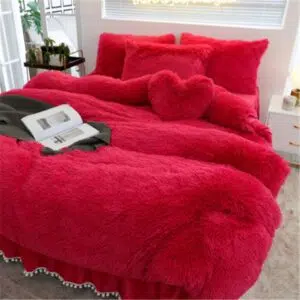 Parure de lit rouge cerise effet fourrure. Bonne qualité, confortable et à la mode sur un lit dans une maison