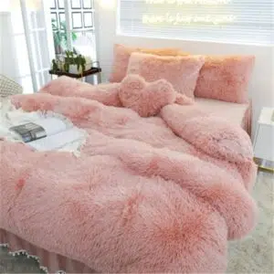 Parure de lit rose pêche effet fourrure. Bonne qualité, confortable et à la mode sur un lit dans une maison