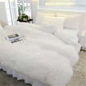 Parure de lit blanche effet fourrure. Bonne qualité, confortable et à la mode sur un lit dans une maison