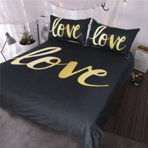 Parure de lit noire avec inscription « Love ». Bonne qualité, confortable et à la mode sur un lit dans une maison
