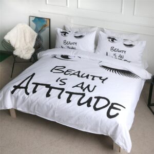 Parure de lit motif cils et inscription « Beauty is an Attitude ». Bonne qualité, confortable et à la mode sur un lit dans une maison