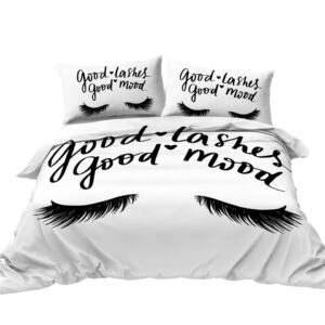 Parure de lit motif cils avec inscription « Good lashes, good mood ». Bonne qualité, confortable et à la mode sur un lit dans une maison